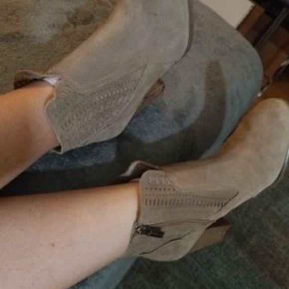 Vince Camuto Women's Fenyia Ankle - Picture 2 of 3